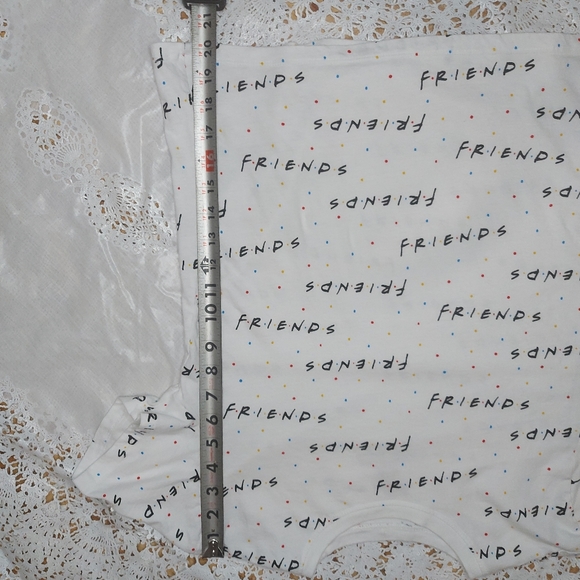 Friends Logo Cropped White T-shirt Sz Small - Picture 7 of 10